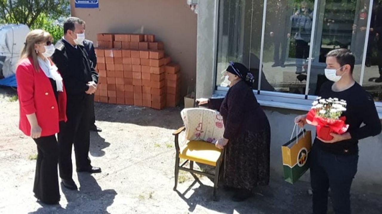 Alay komutanından 100 yaşındaki Fatma Kahveci’ye ziyaret