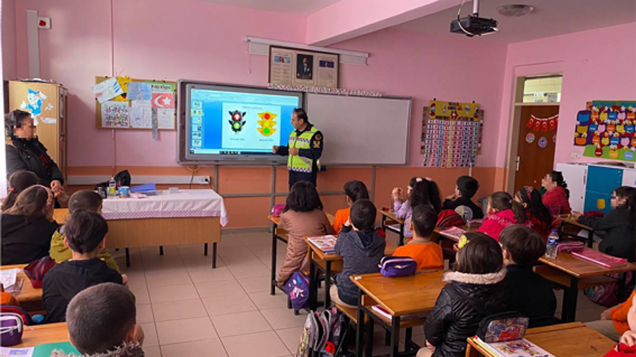 Okullarda öğrencilere ‘Trafik Güvenliği’ eğitimi verildi