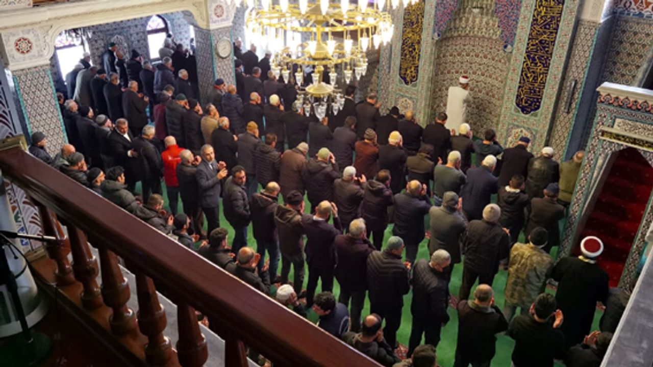 Zonguldak'ta camilerde gıyabi cenaze namazı kılındı