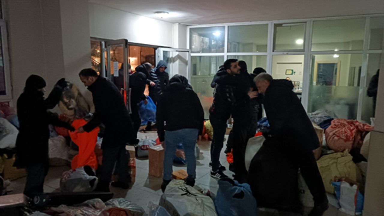 Yeniden Refah Partisi Deprem bölgesine yardım malzemesi gönderdi