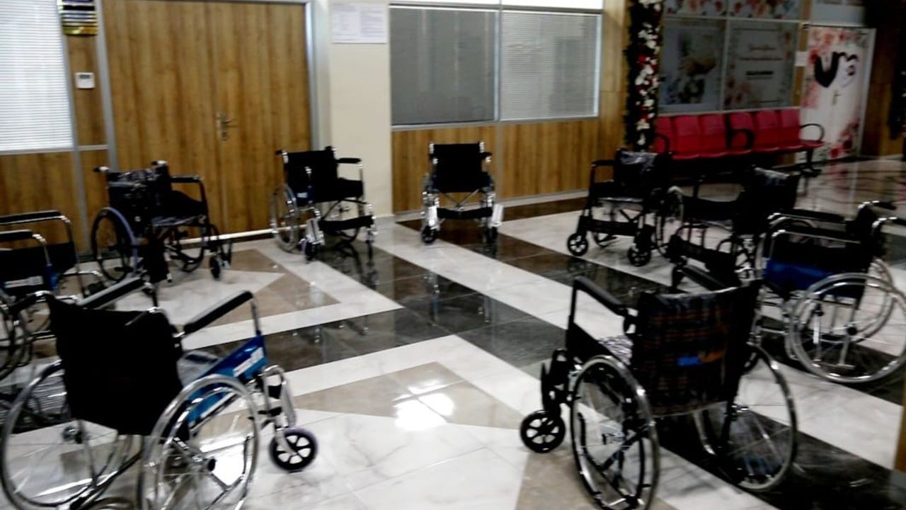 Başkan Salih Akman’dan özel bireylere tekerlekli sandalye desteği