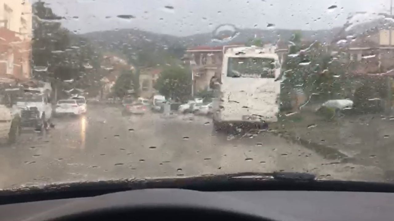 Kastamonu’da sağanak yağış ve fırtına şehri olumsuz etkiledi