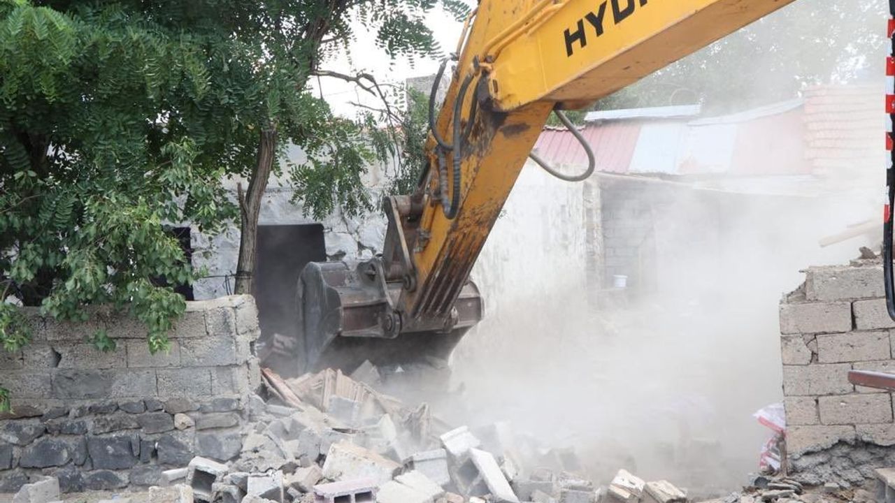 Kayapınar Belediyesi ağır hasarlı evlerin yıkımına başladı