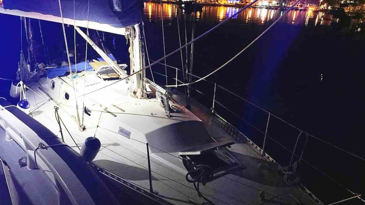 Yelkenli teknede 13 göçmen yakalandı