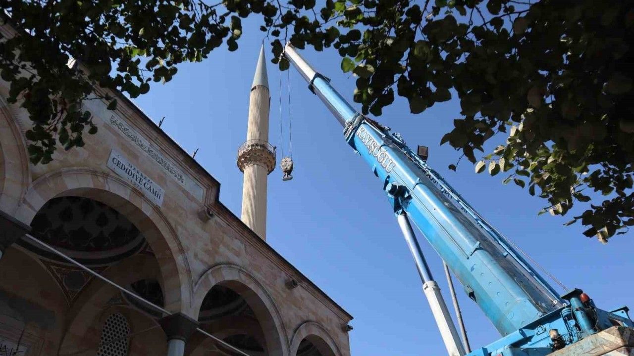 Caminin minare sökümü başlandı