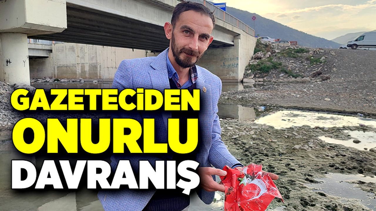 Gazeteci dereye düşen Türk bayrağını çamurun içinden aldı