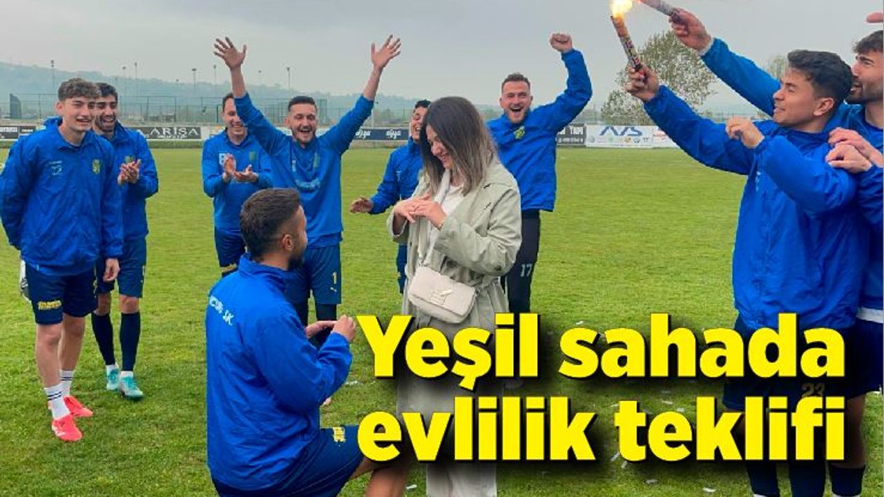 Yeşil sahada evlilik teklifi