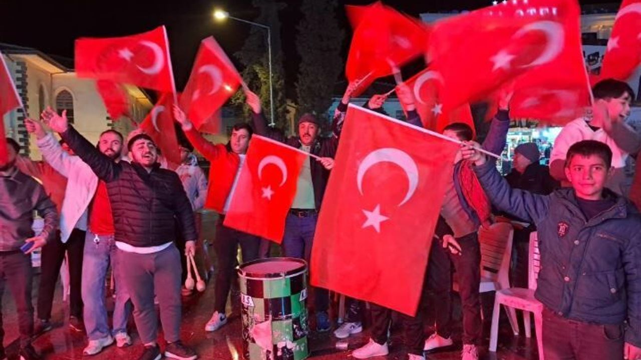 Sınırın sıfır noktasında Dünya Kupası coşkusu: Türk bayrakları dalgalandı