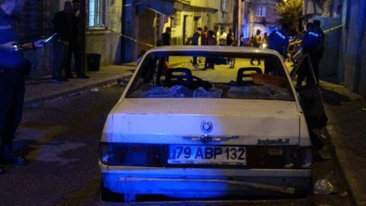 Husumetli ailelerin kavgasında otomobil dehşeti: 2 yaralı