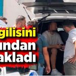 Gözü dönmüş genç kız arkadaşını sırtından bıçakladı