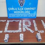 Uyuşturucuyu çocuğun kucağında saklamışlar!