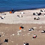 Kızlar plajı doldu, güneşi gören oraya hücum etti