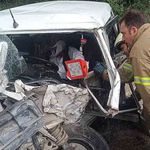 Otomobil tıra çarptı: 1'i ağır 3 yaralı