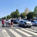 Kırmızı Işıkta Bekleyen Otomobile Çarptı: 1 yaralı