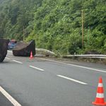 Yamaçtan kopan dev kayalar Karadeniz Sahil Yolu’na düştü