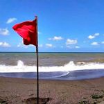 Sahile kırmızı bayrak çekildi