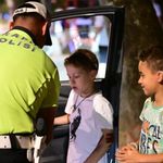 Trafik polislerinden işitme engelli kardeşlere yürek ısıtan sürpriz