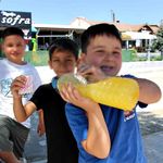 Üç kafadar çocuktan köşe başında limonata satışı