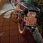 Direksiyon hakimiyetini kaybeden motosiklet sürücüsü hastanelik oldu