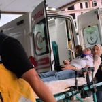 İki otomobil çarpıştı, 4 kişi yaralandı: Motosikletli çift kazadan kıl payı kurtuldu