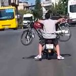 İlginç taşıma yöntemi: Motosiklet üzerinde motosiklet taşıdılar