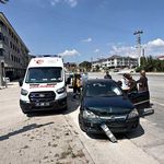Işıkta aniden şerit değiştiren araca, otomobil çarptı
