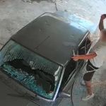 Kadına ait otomobile satır ve bıçakla zarar verdi: O anlar kamerada