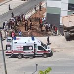Kamyon eve girdi, sürücü yaralandı