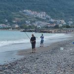 Karadeniz'de balık bolluğu yaşanıyor: Oltasını kapan deniz kenarına koştu
