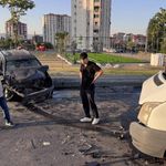 Otomobil ticari araçla kafa kafaya çarpıştı: 1’i ağır 2 yaralı