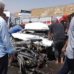 Kazada otomobilde sıkışan sürücü için zamanla yarıştılar