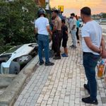 Kontrolden çıkan minibüs evin bahçesine düştü