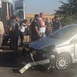 Lastiği patlayan araç bariyerlere girdi: 1’i çocuk 3 yaralı