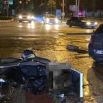 Motosikletle çarpışan otomobil direği yıktı: 5 yaralı