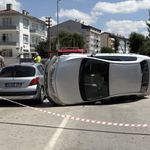 Çorum'da park halindeki araca çarpan otomobil devrildi