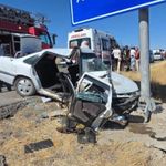 Sivas'ta yoldan çıkan otomobil levha direğine çarptı: 3 yaralı