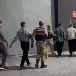 Araçlarıyla seyir halindeki aileye silahlı saldırıda bulunan zanlılar tutuklandı