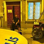 Sokakta sandalye üzerinde sızdı: Polisi harekete geçirdi