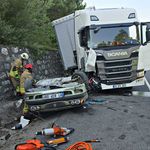 Tırın altına giren otomobil kağıt gibi ezildi: 1 yaralı