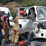 Tırla çarpışan kamyonet hurdaya döndü: 3 yaralı