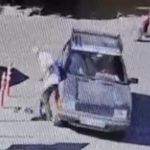 Yaşlı adama çarpıp hiçbir şey olmamış gibi yoluna devam etti
