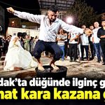 Zonguldak'ta ilginç düğün geleneği: Damat ve sağdıç kara kazanın üzerinde oynadı