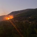 Evlerin arasındaki bahçede çıkan yangın korkuttu
