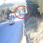 Hafriyat kamyonu iki aracı biçip bahçeye uçtu: 1 yaralı