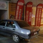 Kontrolden çıkan otomobil dershaneye girdi
