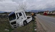 Frenleri boşalan cam madeni yüklü tır devrildi