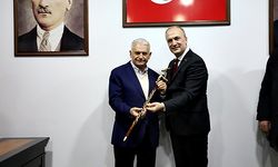 Ayçiçek, Yıldırım’a Devrek Bastonu hediye etti