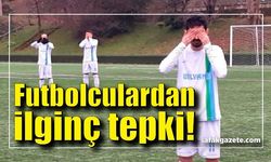 Hakeme tepki olarak bir dakika gözlerini kapattılar