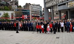 23 Nisan Bayramında çelenk sunuldu