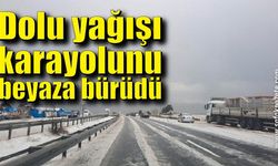 Dolu yağışı karayolunu beyaza bürüdü, sürücüler zor anlar yaşadı